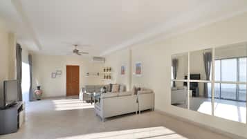 Deluxe 4-bedroom villa with private pool and jacuzzi | In-room safe, individually decorated, individually furnished, desk