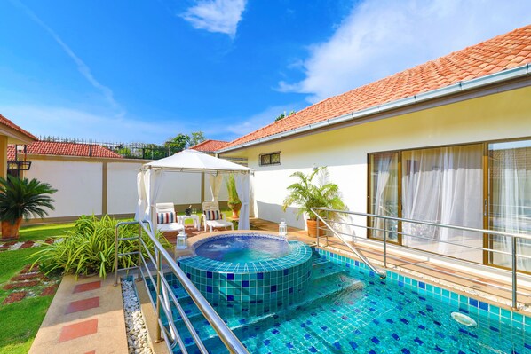 Deluxe 4-bedroom villa with private pool and jacuzzi | Aussenbereich