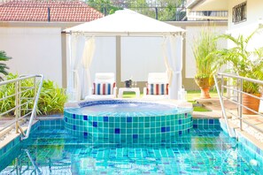 Deluxe 4-bedroom villa with private pool and jacuzzi | Facciata della struttura