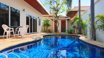 Kolam renang outdoor, dengan cabana gratis dan kursi berjemur