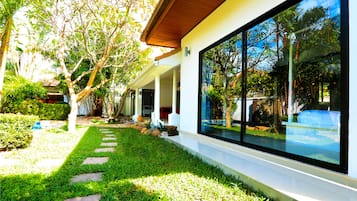 4-bedroom villa with private pool | In-room safe, individually decorated, individually furnished, desk