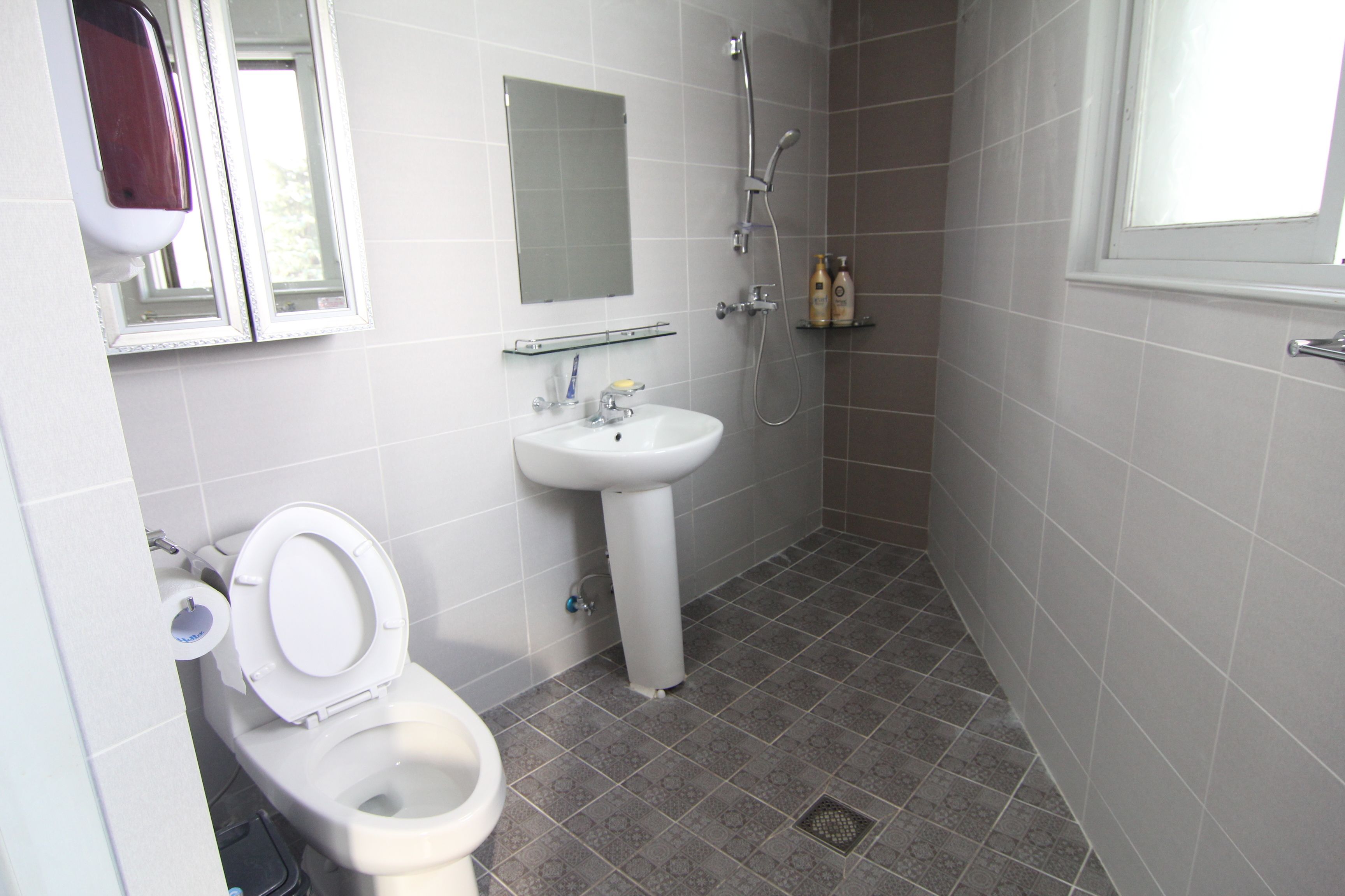 Dormitorio compartido, solo para mujeres (8 persons) | Baño | Regadera, amenidades de baño gratuitas, secadora de cabello, pantuflas 