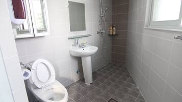 Dormitorio compartido, solo para mujeres (8 persons) | Baño | Regadera, amenidades de baño gratuitas, secadora de cabello, pantuflas