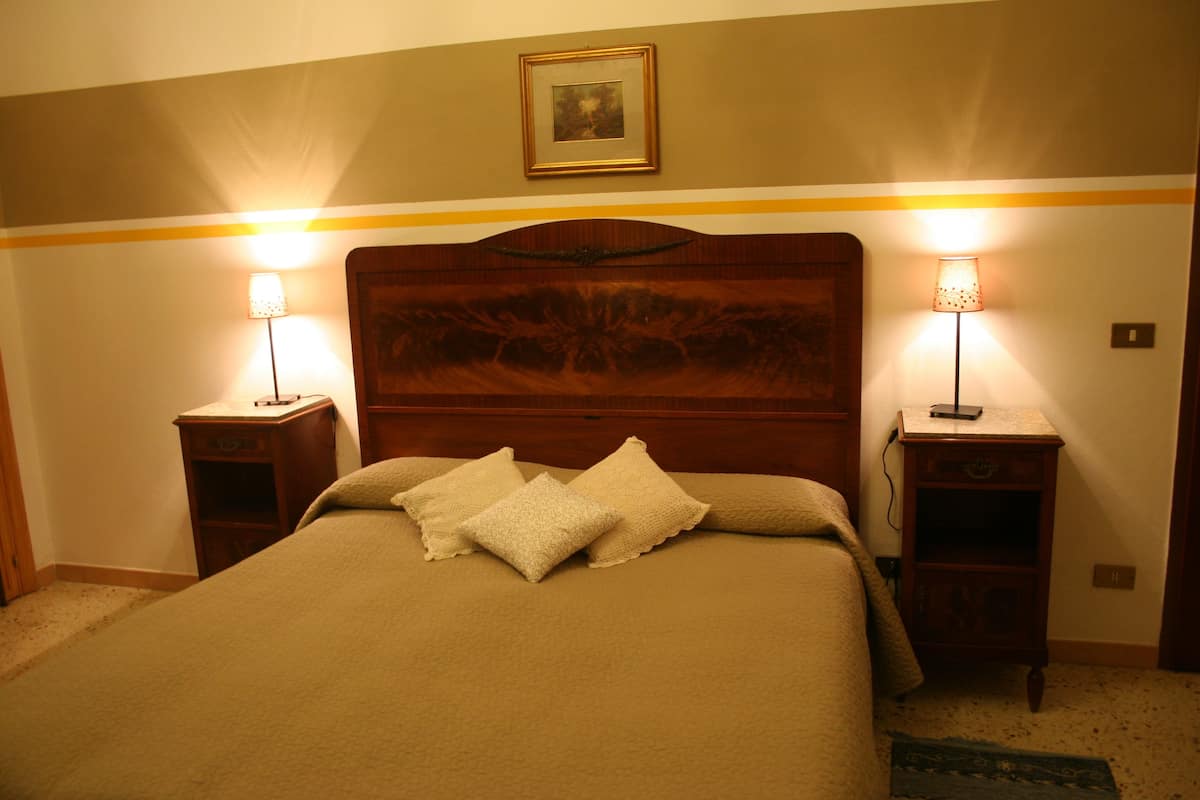 Room, 1 Double Bed, Non Smoking, Private Bathroom | Iron/ironing board, bed sheets