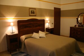 Room, 1 Double Bed, Non Smoking, Private Bathroom | Iron/ironing board, bed sheets - Il Mandorleto (Enna)