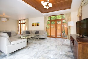 Premium bedding, in-room safe, individually decorated - Arabella Villas Pattaya (Pattaya)