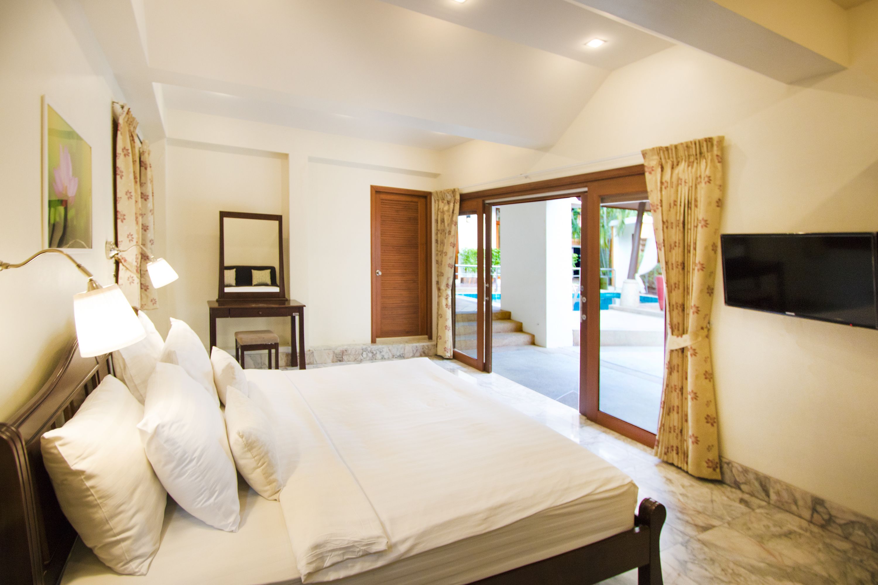 Premium bedding, in-room safe, individually decorated