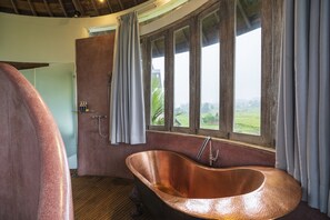 Separate tub and shower, rainfall showerhead, free toiletries - Aryaswara Villa Ubud (Ubud)