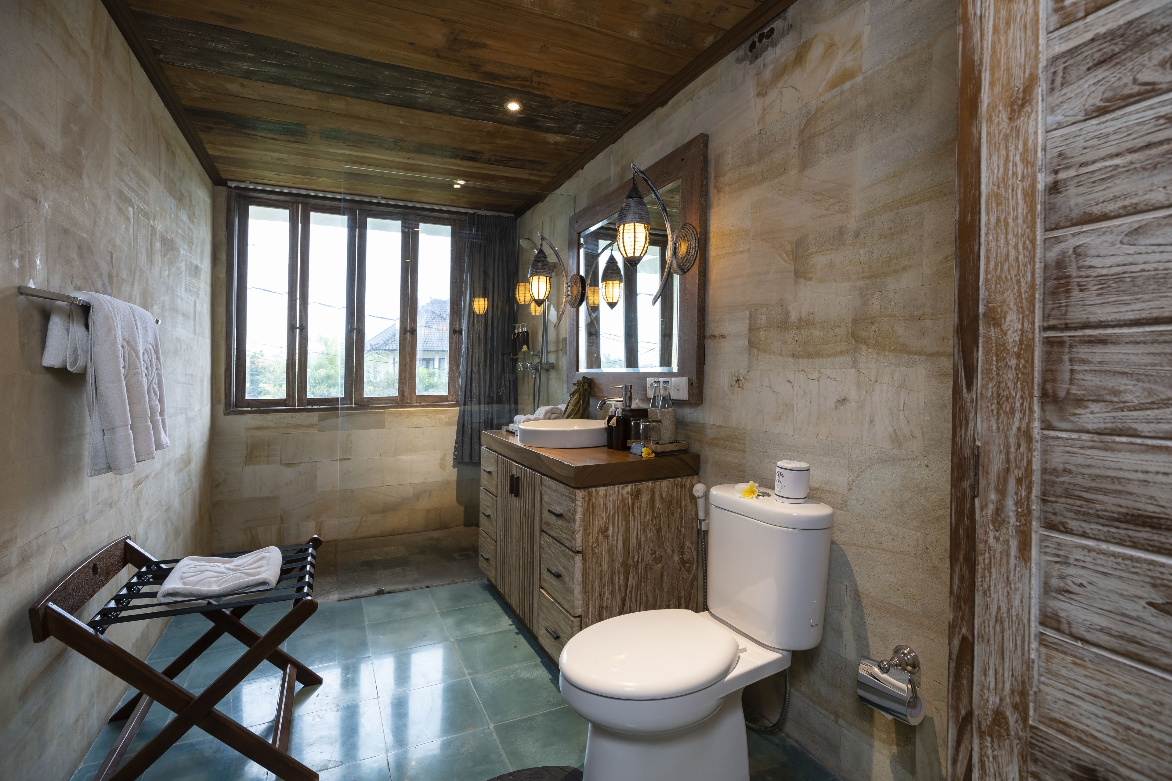 separate bathtub and shower, rainfall showerhead, free toiletries