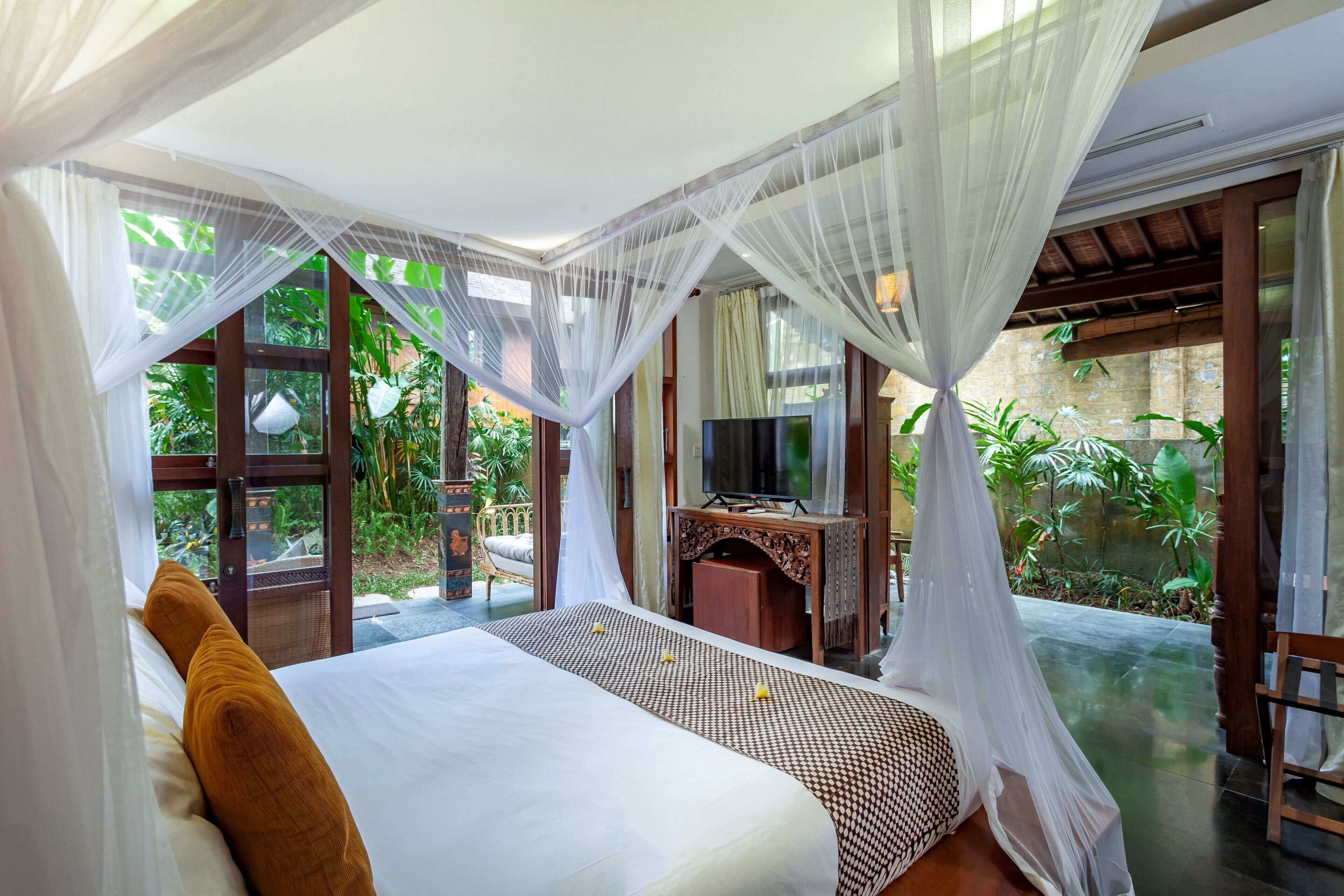 deluxe double room with bath | 3 bedrooms, desk, iron/ironing board, free cots/infant beds