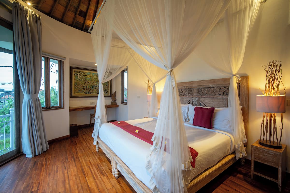 3 bedrooms, desk, iron/ironing board, free cots/infant beds