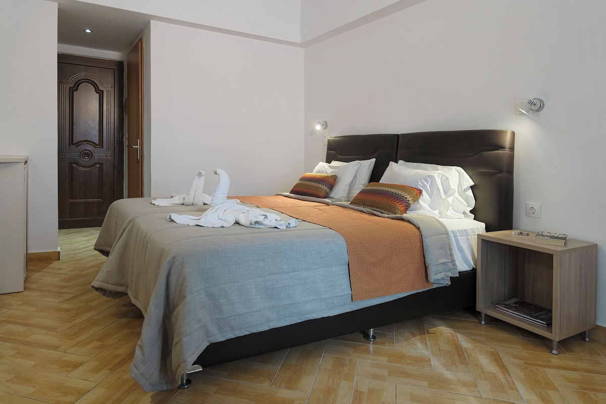 Une chambre d’hôtel moderne avec un grand lit, une table de chevet et une armoire.