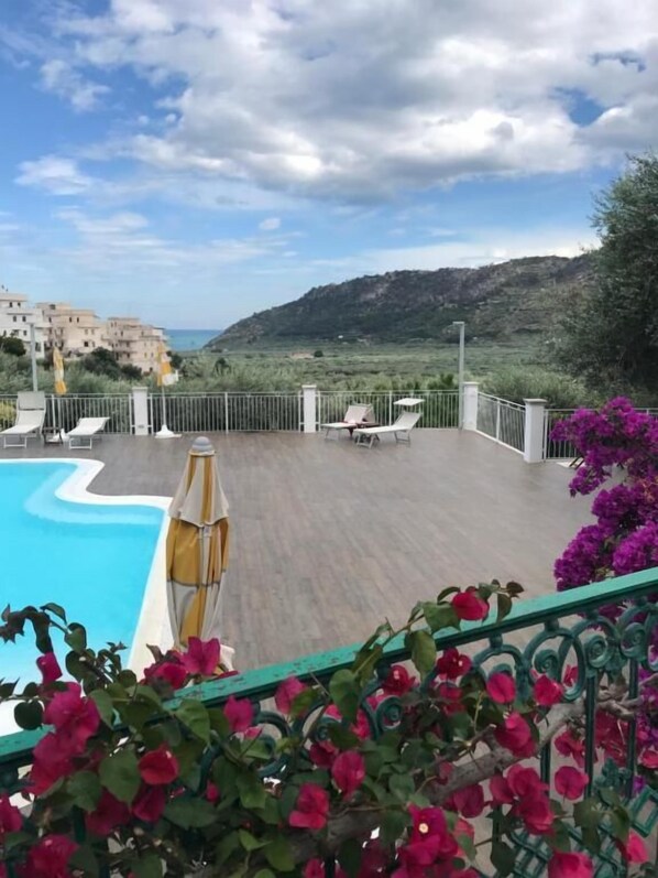 Piscine extérieure (ouverte en saison), parasols de plage