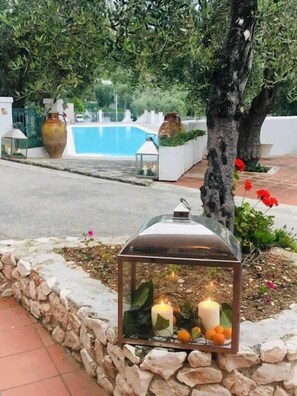 Piscine extérieure (ouverte en saison), parasols de plage