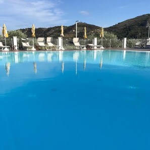 Seasonal outdoor pool, pool umbrellas, pool loungers - Agriturismo Giorgio (Mattinata)