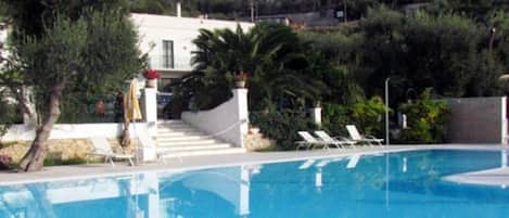 Piscine extérieure (ouverte en saison), parasols de plage
