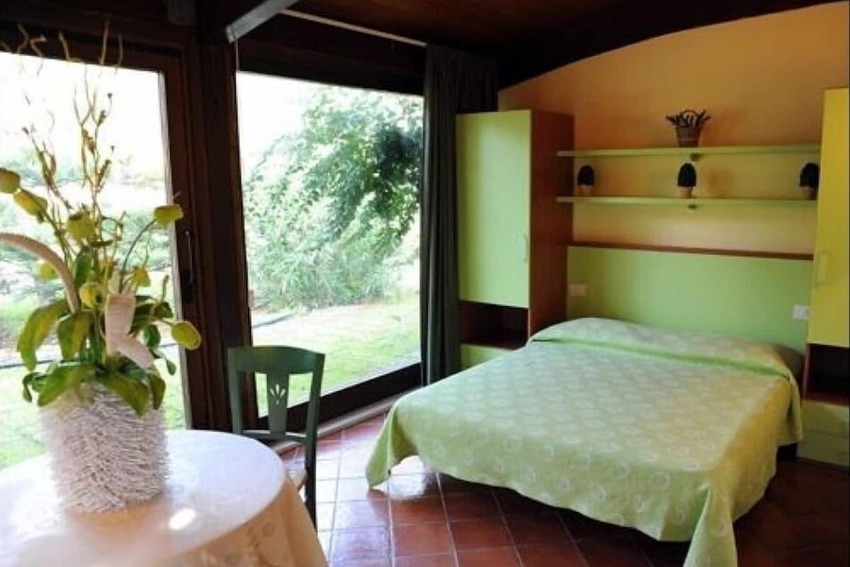 Minibar, escritorio, sistema de insonorización y cunas gratuitas