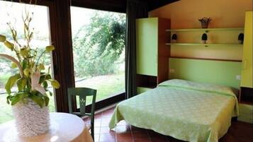 Doppia Standard | Minibar, una scrivania, insonorizzazione