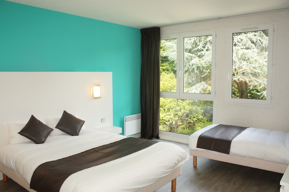 Comfort vierpersoonskamer | Een bureau, gratis babybedden, extra bedden, gratis wifi