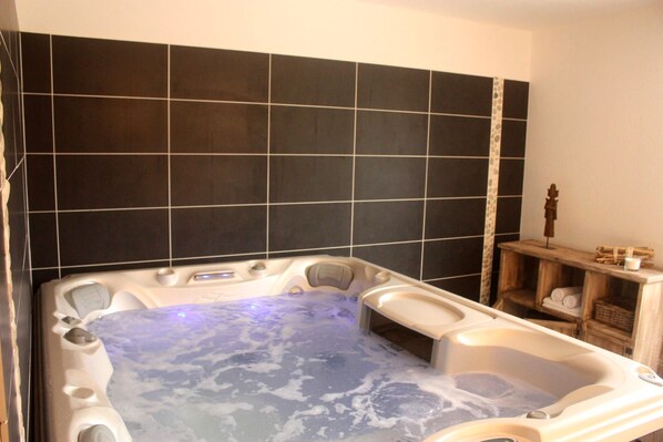 Indoor spa tub - Hotel Latitude Ouest (Locronan)
