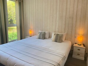 標準雙人房 | 書桌、免費嬰兒床、摺床/加床 (收費)、免費 Wi-Fi