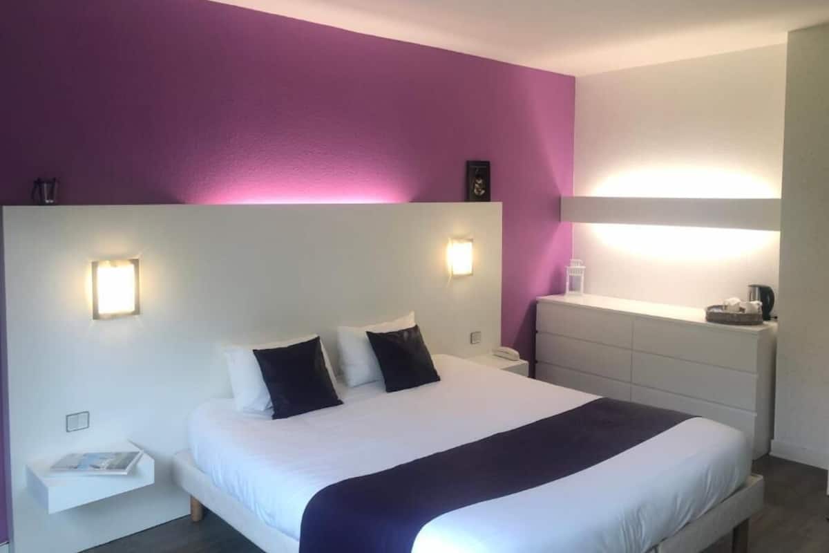 Quarto quádruplo club | Escrivaninha, Wi-Fi de cortesia