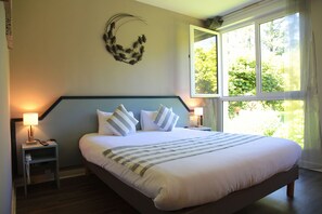 Standard Double Room | Desk, WiFi (free) - Hotel Latitude Ouest (Locronan)