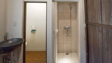 Apartment | Bathroom | Shower, free toiletries, hair dryer