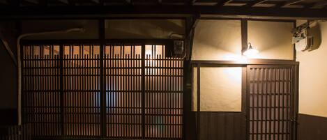 المنشأة من الخارج