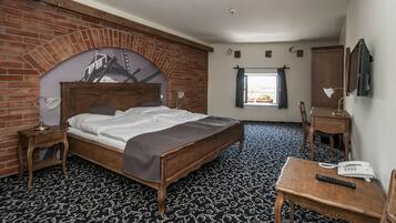 Habitación doble exclusiva, 1 cama matrimonial | Caja de seguridad en la habitación y escritorio