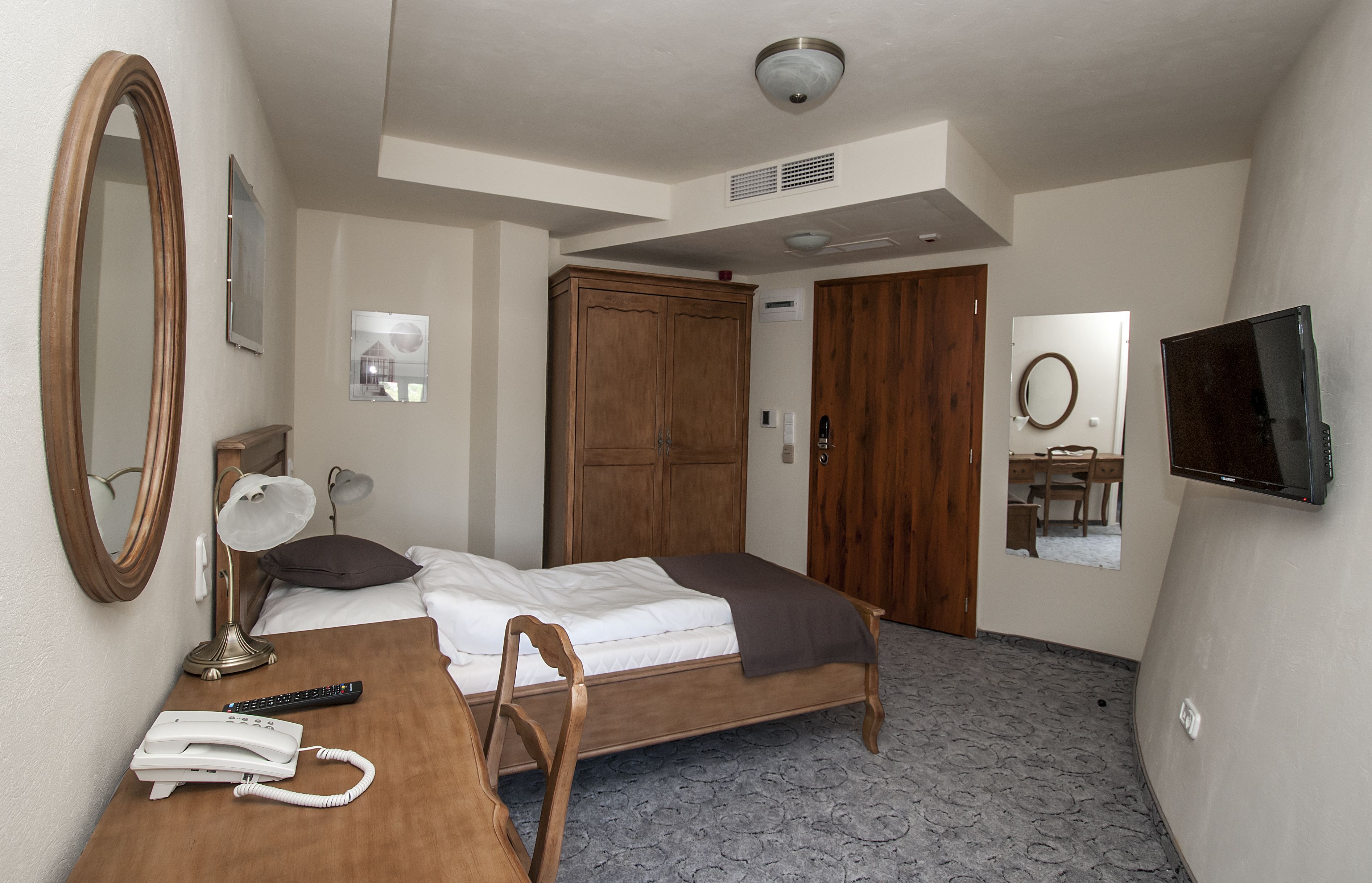 exclusive single room, 1 single bed | in-room safe, desk, iron/ironing board, free cots/infant beds