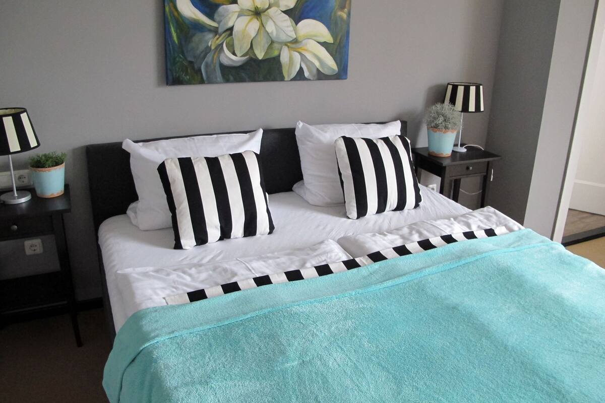 Comfort Double Room | Peralatan tempat tidur premium, meja, katil bayi/kot (percuma)