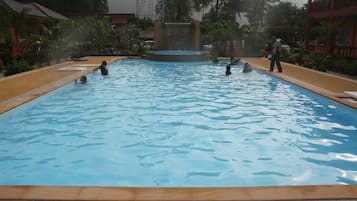 Piscina externa, espreguiçadeiras