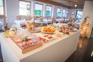 Un buffet proposant une variété de plats et une vitrine réfrigérée.