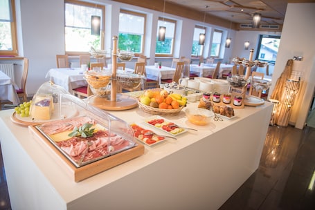Café da manhã com buffet todos os dias (EUR 16 por pessoa)