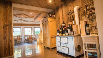 Sarapan prasmanan setiap hari (EUR 16 per orang)