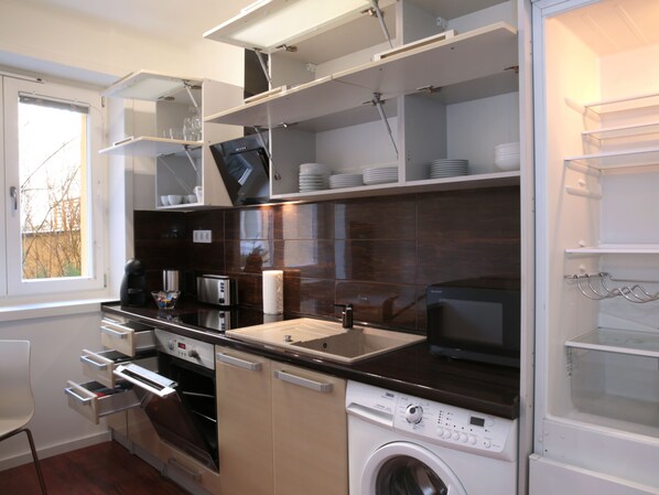 Comfort Apartment, 2 Bedrooms, Refrigerator & Microwave | Private kitchen | Full-size fridge, microwave, oven, stovetop