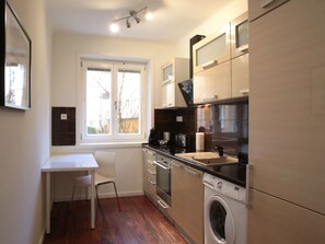 Comfort Apartment, 2 Bedrooms, Refrigerator & Microwave | Private kitchen | Full-size fridge, microwave, oven, stovetop