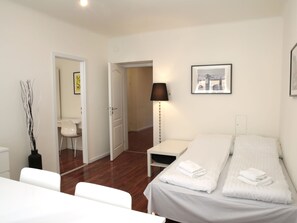 Comfort Apartment, 2 Bedrooms, Refrigerator & Microwave | Living room | 44-inch flat-screen TV with cable channels, TV