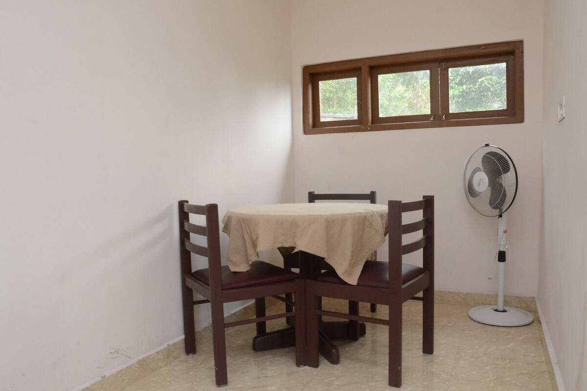 Superior-Doppel- oder -Zweibettzimmer, 1 Schlafzimmer, Bergblick | Essbereich im Zimmer