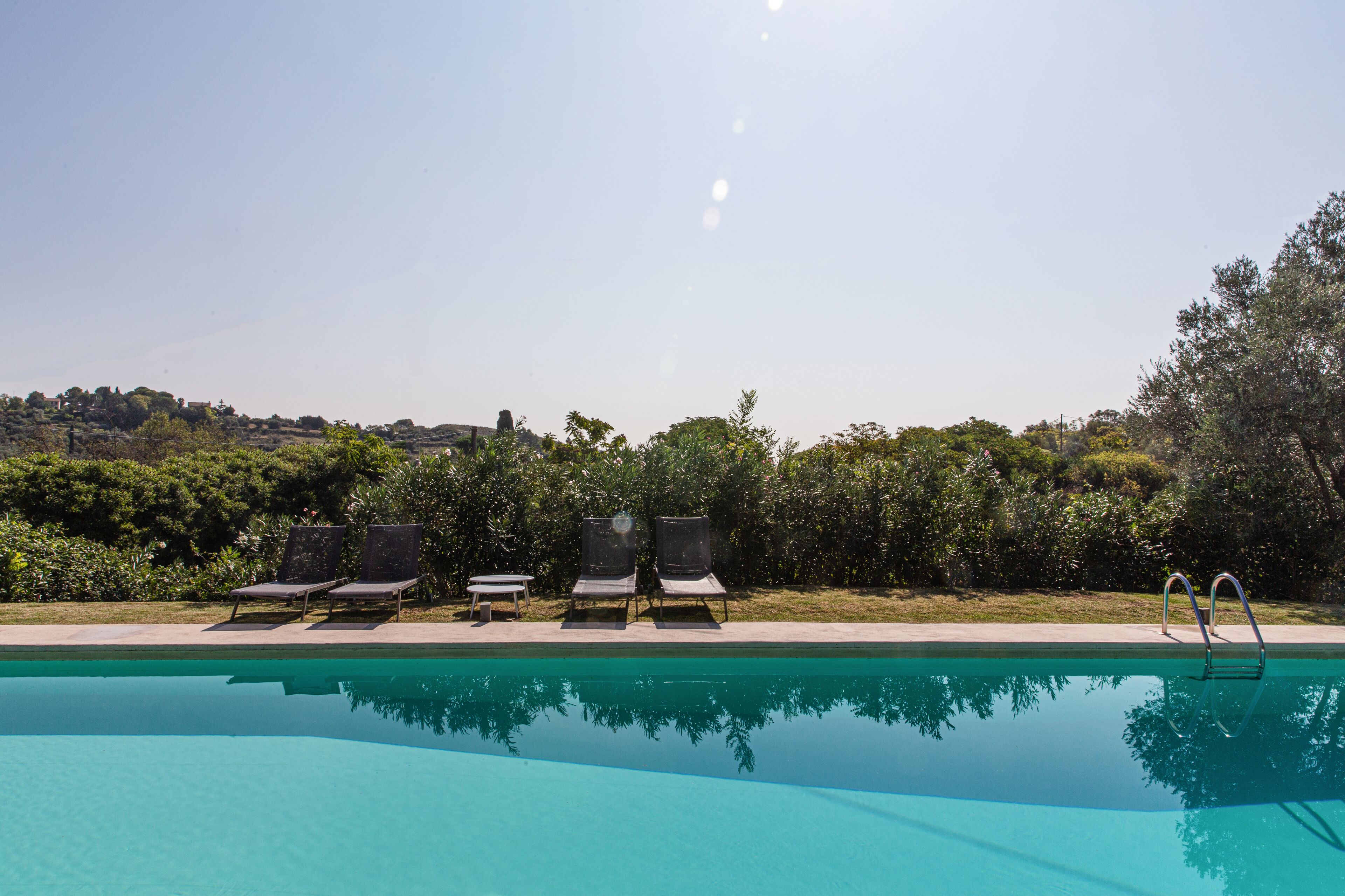 Piscina stagionale all'aperto, ombrelloni da piscina, lettini