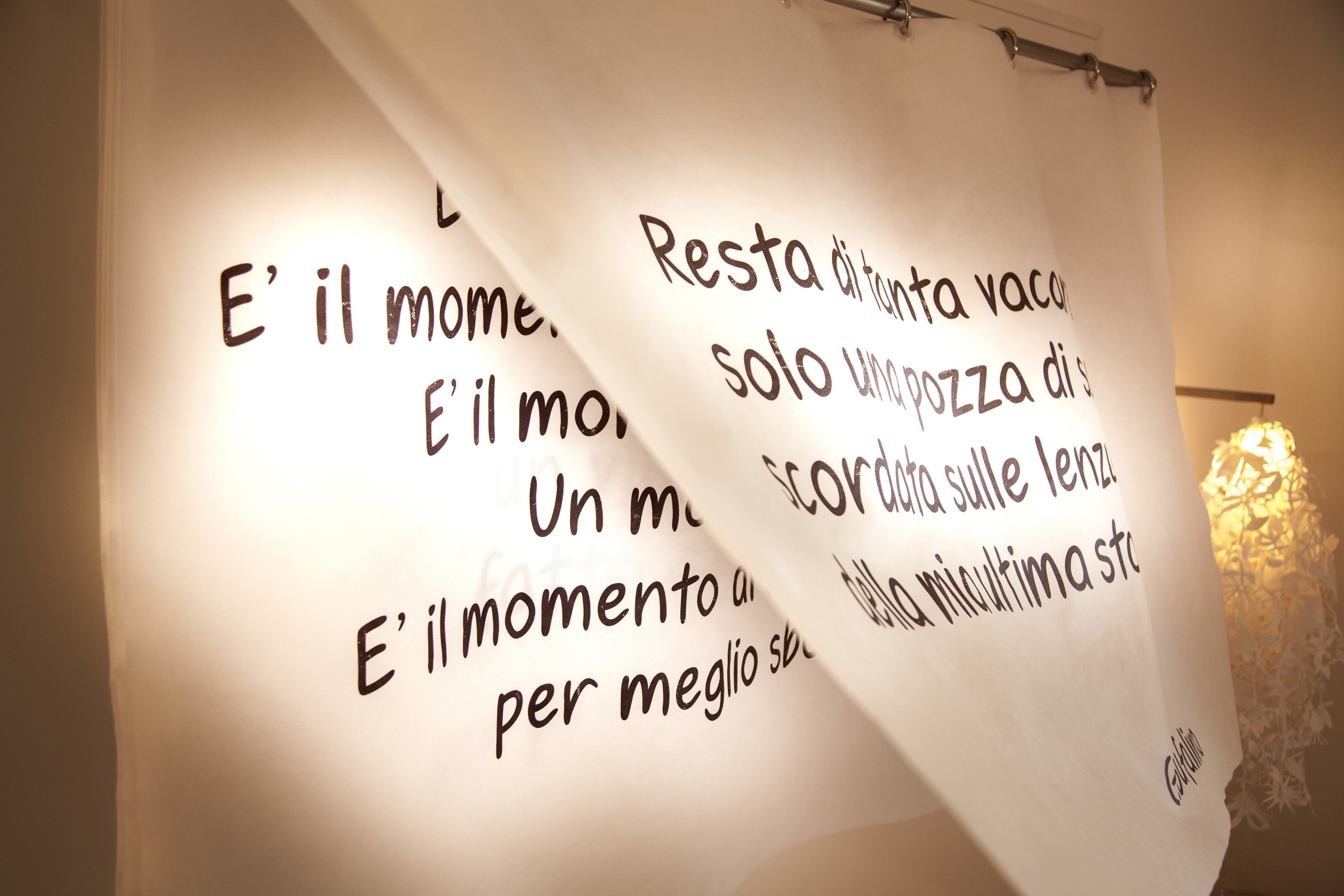 A wall with handwritten text in Italian.