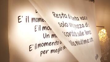 A wall with handwritten text in Italian.