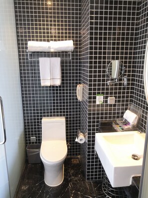 Privilege, Suite, 1 King-Bett | Badezimmer | Dusche, umweltfreundliche Kosmetikartikel, Haartrockner, Bademäntel