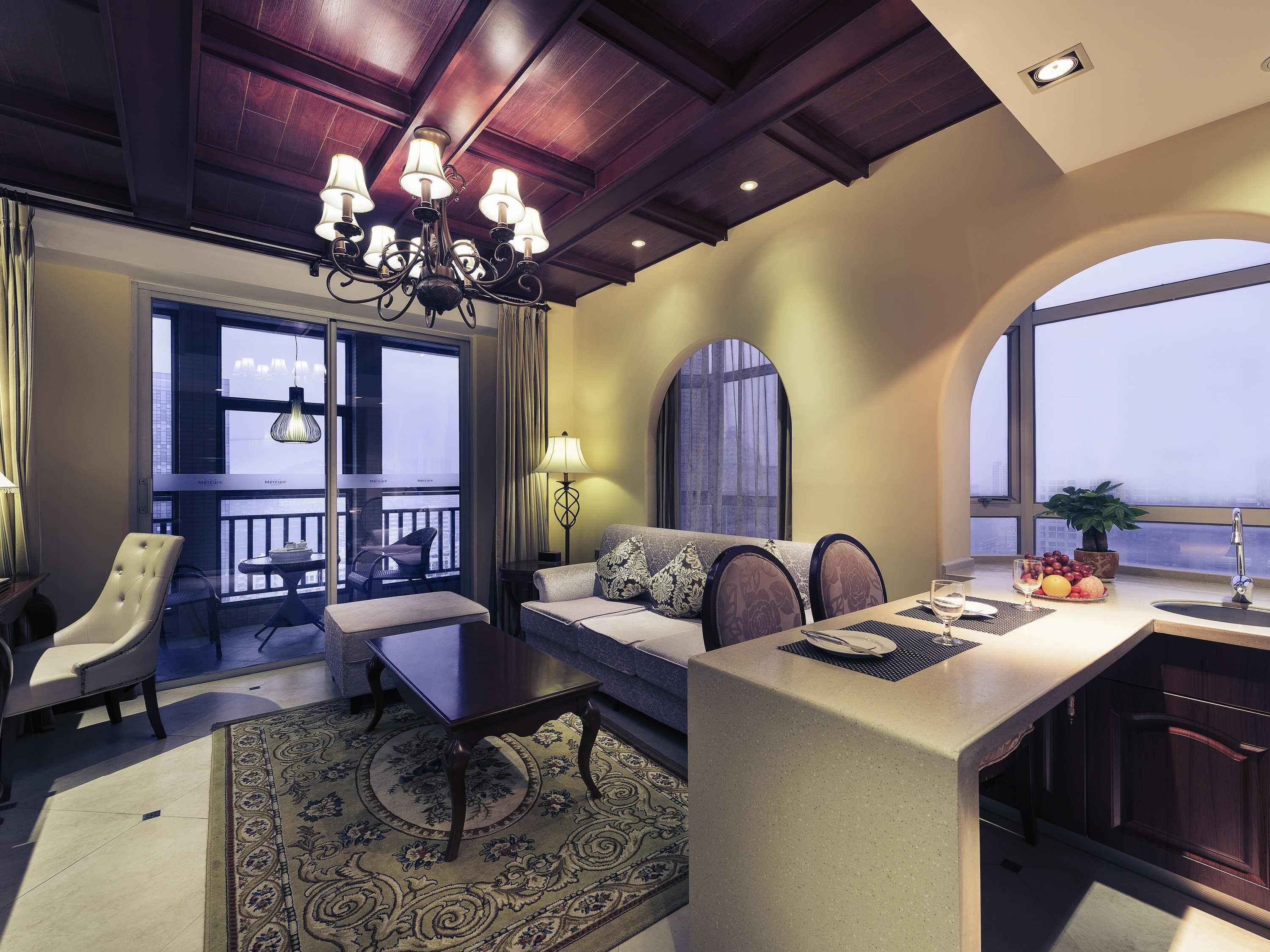 华丽套房, 1 张特大床 | 客房内保险箱、特色装修、办公桌、熨斗/熨衣板