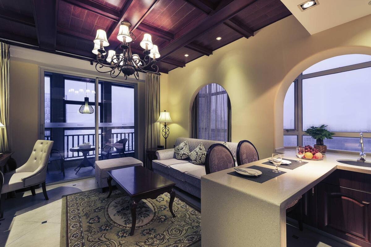 Deluxe Suite, 1 King Bed | 1 bedroom, in-room safe, individually decorated, desk
