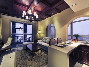 Suite Deluxe, 1 cama King size | 1 habitación y caja de seguridad en la habitación 