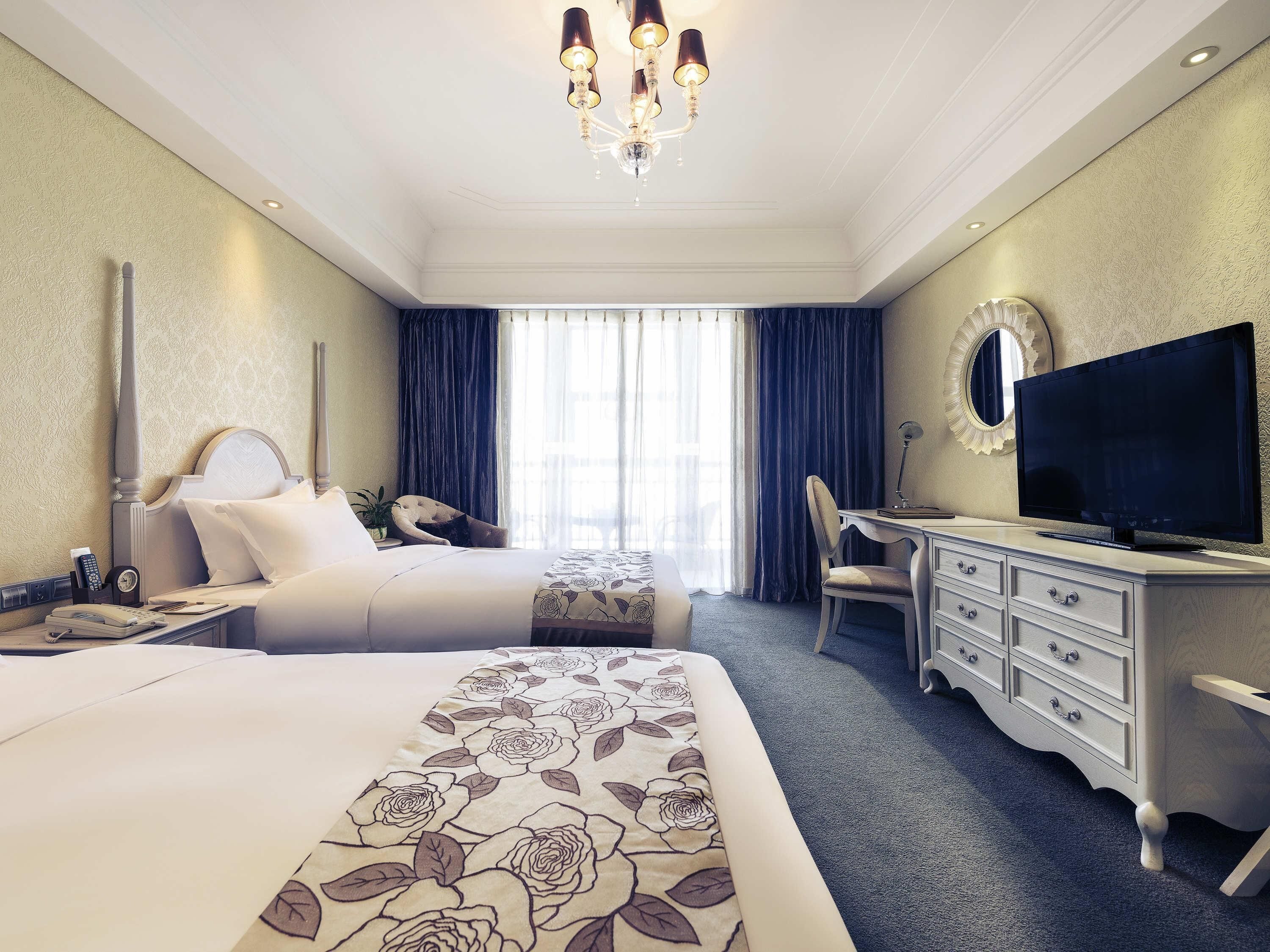 デラックス ルーム シングルベッド 2 台 | セーフティボックス (室内)、客室ごとに異なる装飾、デスク、アイロン / アイロン台