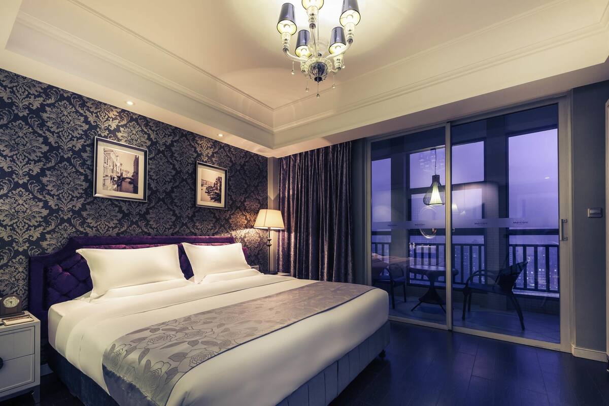 Deluxe Room, 1 King Bed | 1 bedroom, in-room safe, individually decorated, desk
