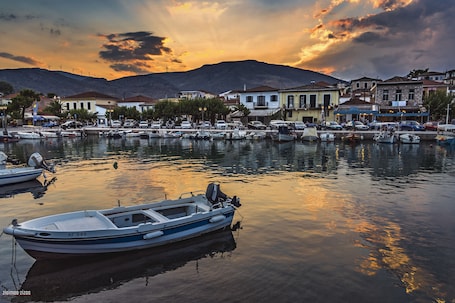 Vista città. Epavlis Boutique Suites